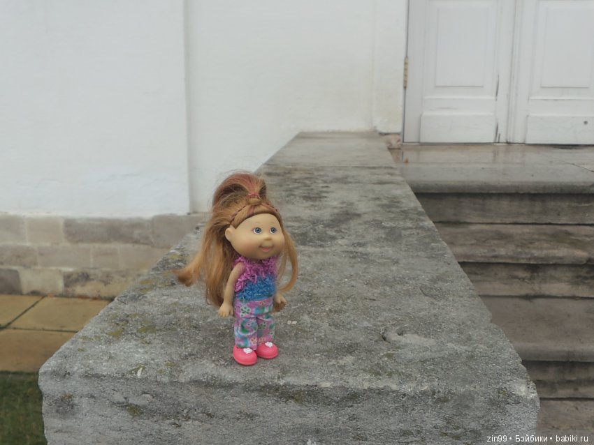 Маленькие девочки Лол и Капустка на прогулке в парках