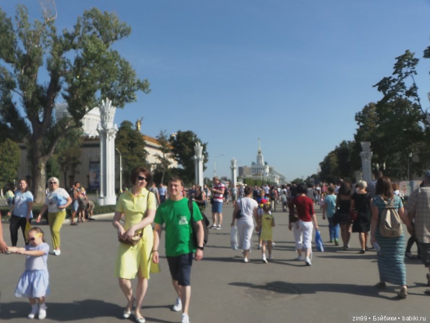 Воскресная прогулка с веселой девочкой в Ботаническом саду