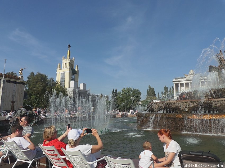 Воскресная прогулка с веселой девочкой в Ботаническом саду