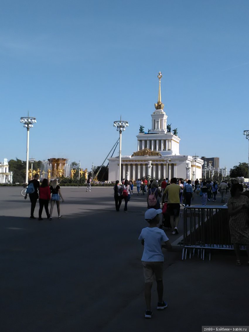 Воскресная прогулка с веселой девочкой в Ботаническом саду