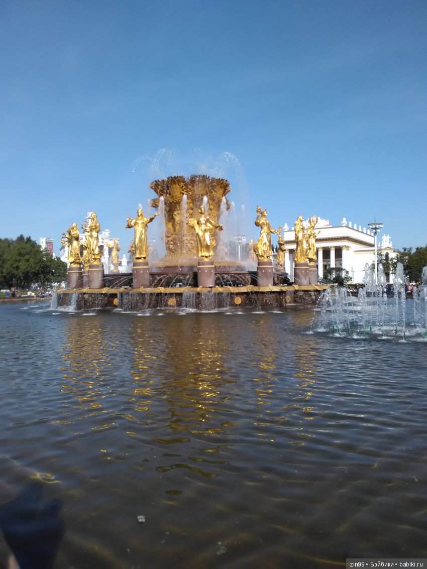 Воскресная прогулка с веселой девочкой в Ботаническом саду