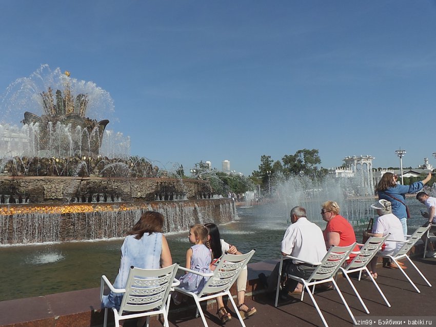 Воскресная прогулка с веселой девочкой в Ботаническом саду