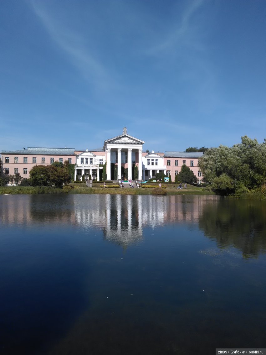 Воскресная прогулка с веселой девочкой в Ботаническом саду