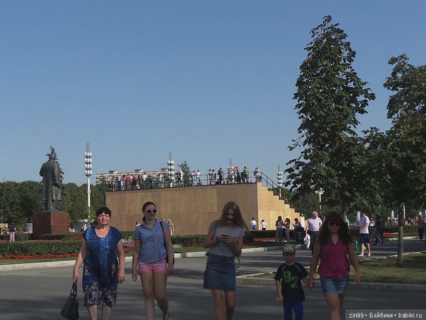 Воскресная прогулка с веселой девочкой в Ботаническом саду