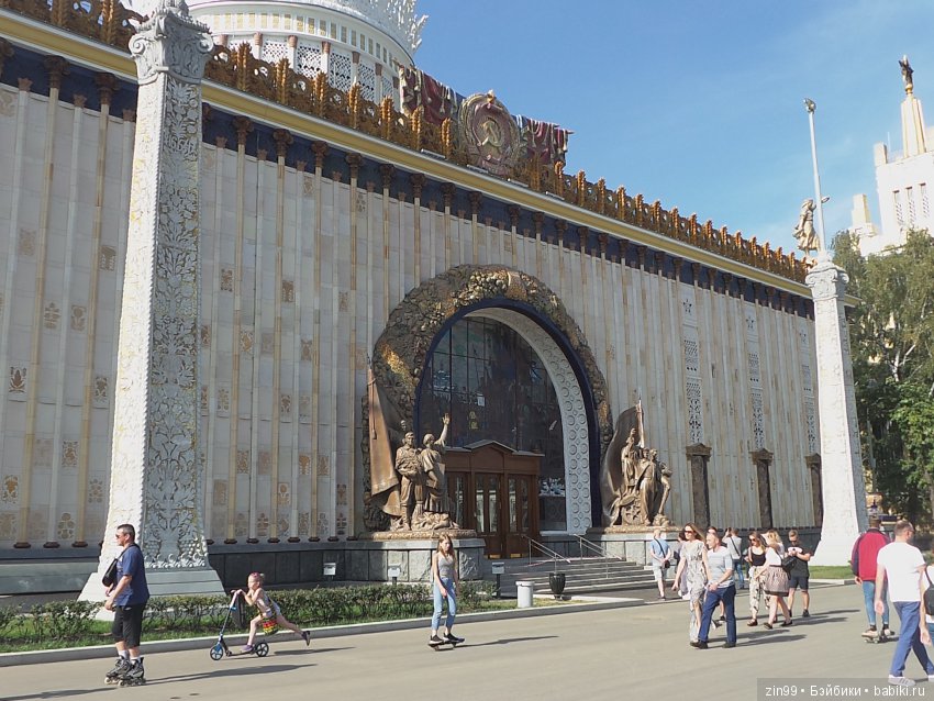 Воскресная прогулка с веселой девочкой в Ботаническом саду