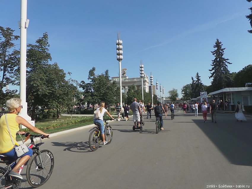 Воскресная прогулка с веселой девочкой в Ботаническом саду