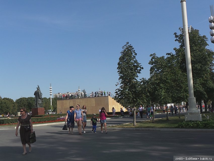 Воскресная прогулка с веселой девочкой в Ботаническом саду