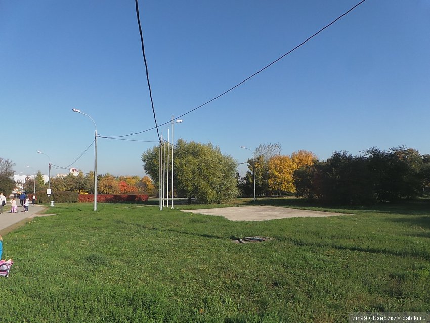 Джуку Кутюр (Juku Couture) на осенней прогулке, когда солнечно и тепло ещё