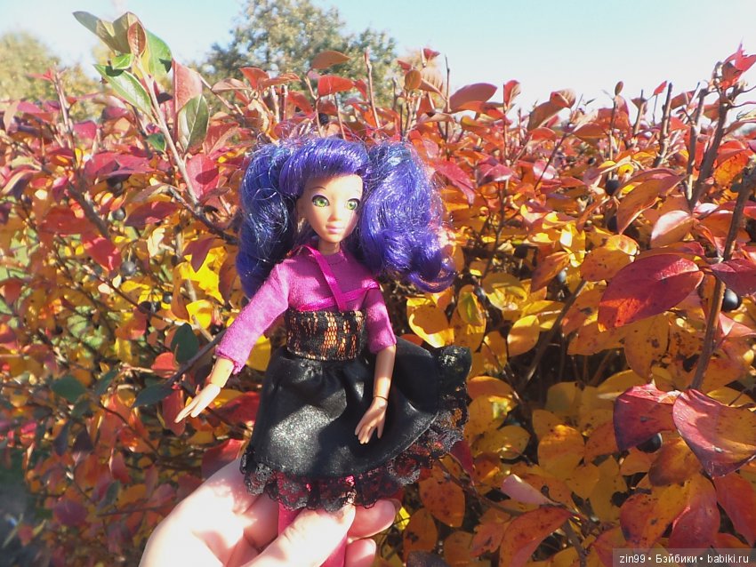 Джуку Кутюр (Juku Couture) на осенней прогулке, когда солнечно и тепло ещё