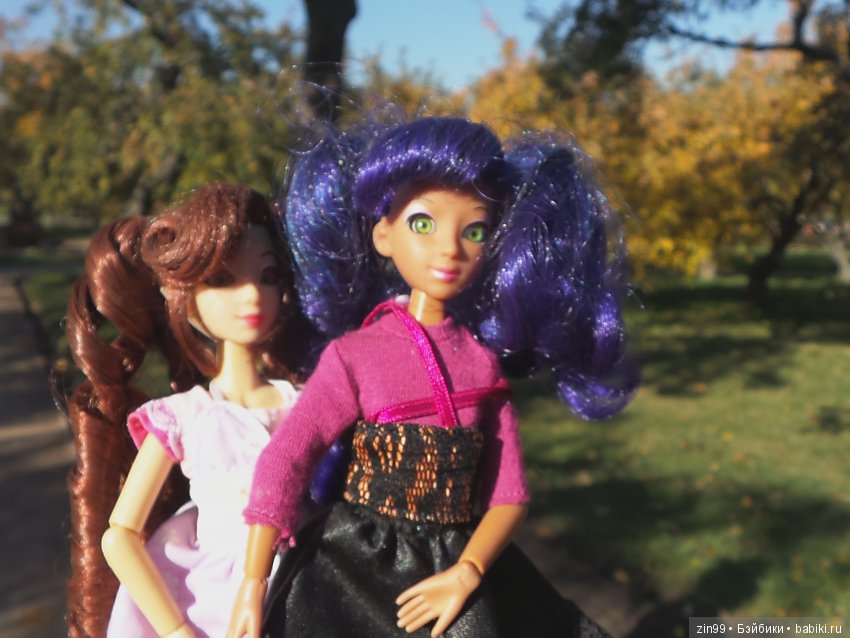 Джуку Кутюр (Juku Couture) на осенней прогулке, когда солнечно и тепло ещё