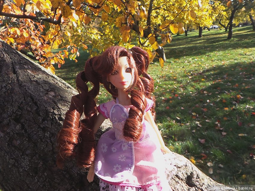 Джуку Кутюр (Juku Couture) на осенней прогулке, когда солнечно и тепло ещё