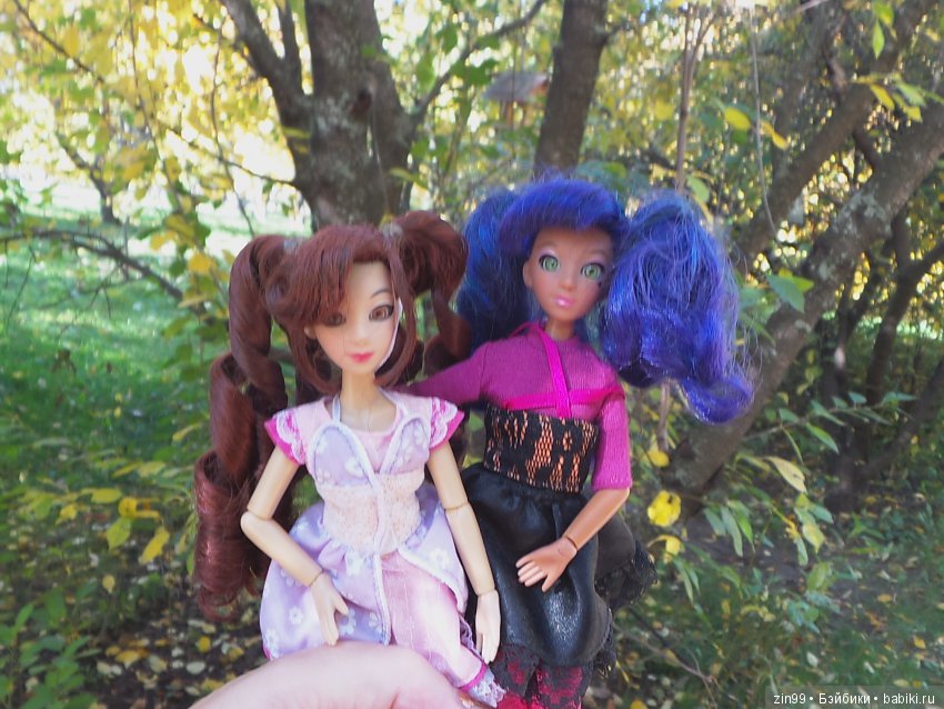 Джуку Кутюр (Juku Couture) на осенней прогулке, когда солнечно и тепло ещё