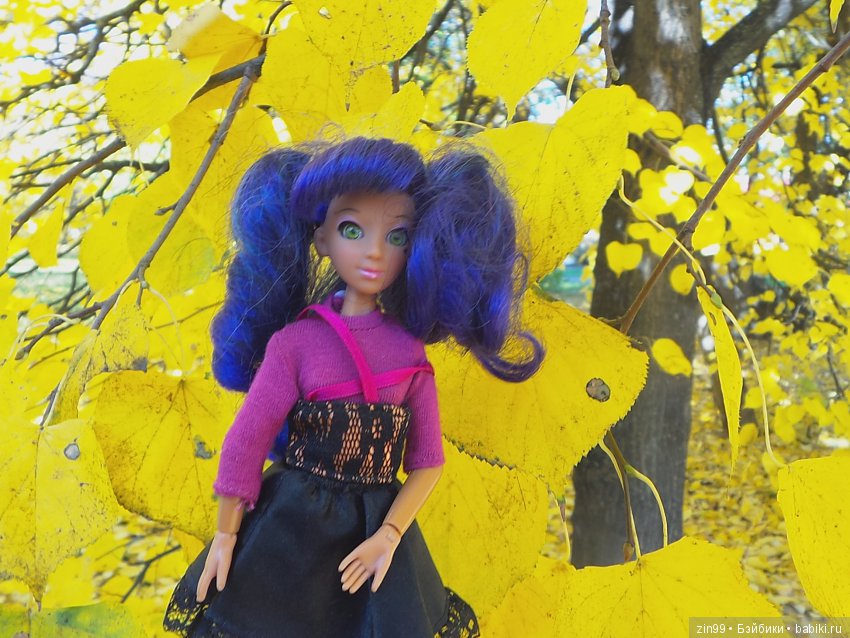 Джуку Кутюр (Juku Couture) на осенней прогулке, когда солнечно и тепло ещё