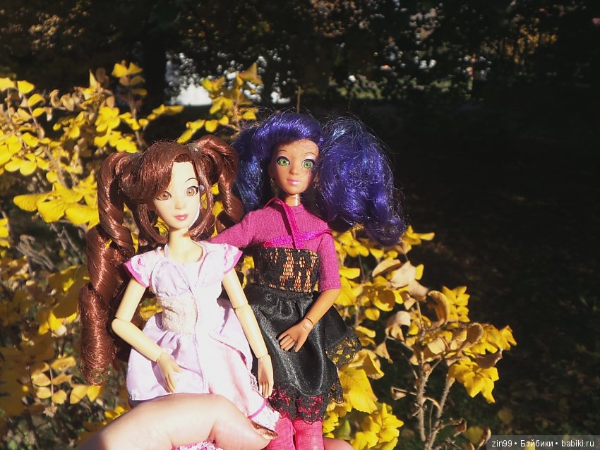 Джуку Кутюр (Juku Couture) на осенней прогулке, когда солнечно и тепло ещё