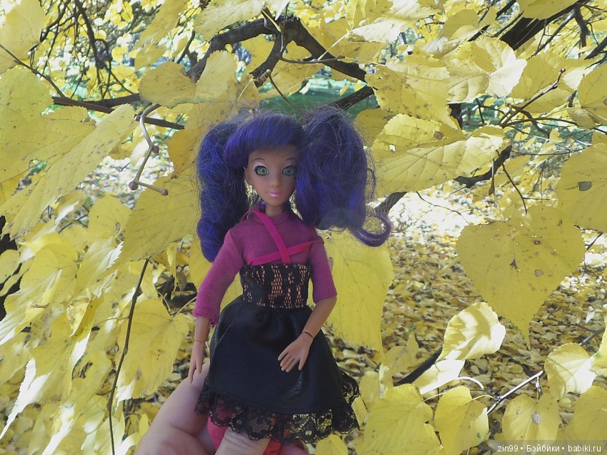 Джуку Кутюр (Juku Couture) на осенней прогулке, когда солнечно и тепло ещё