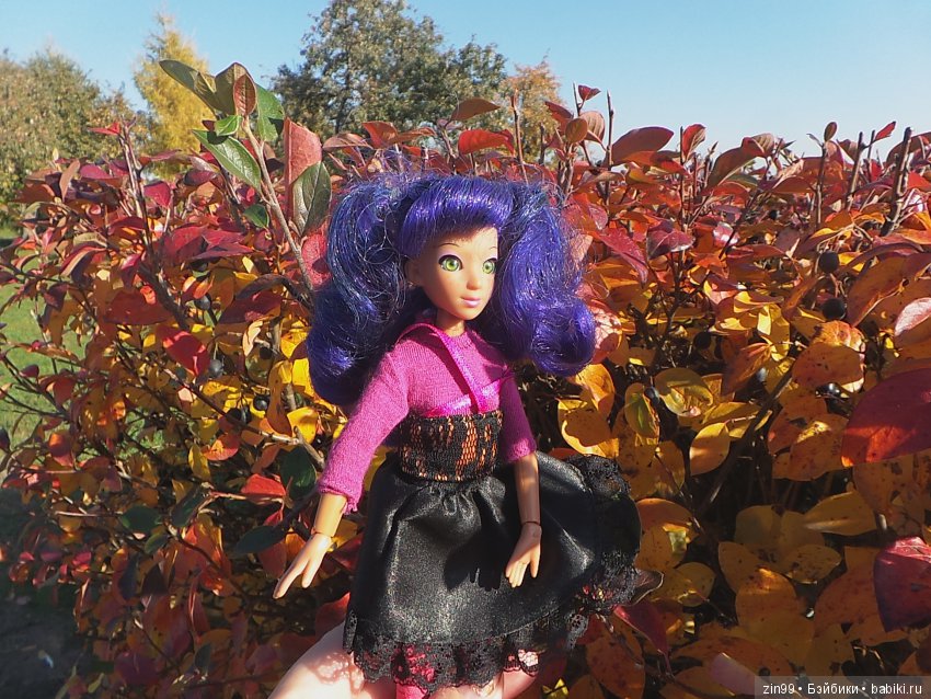 Джуку Кутюр (Juku Couture) на осенней прогулке, когда солнечно и тепло ещё