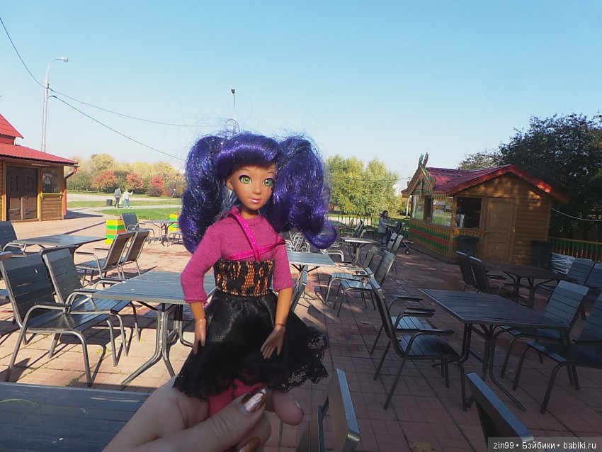 Джуку Кутюр (Juku Couture) на осенней прогулке, когда солнечно и тепло ещё