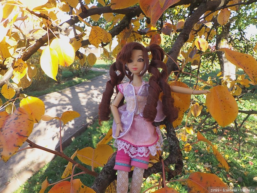 Джуку Кутюр (Juku Couture) на осенней прогулке, когда солнечно и тепло ещё