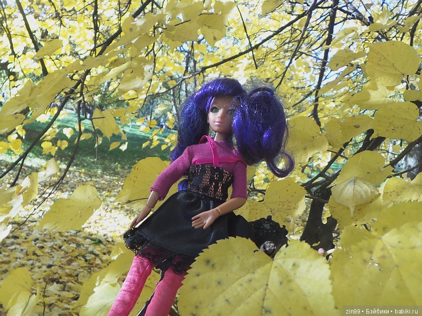 Джуку Кутюр (Juku Couture) на осенней прогулке, когда солнечно и тепло ещё