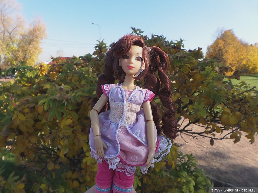 Джуку Кутюр (Juku Couture) на осенней прогулке, когда солнечно и тепло ещё