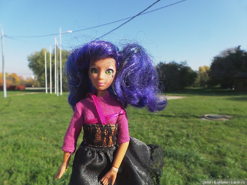 Джуку Кутюр (Juku Couture) на осенней прогулке, когда солнечно и тепло ещё