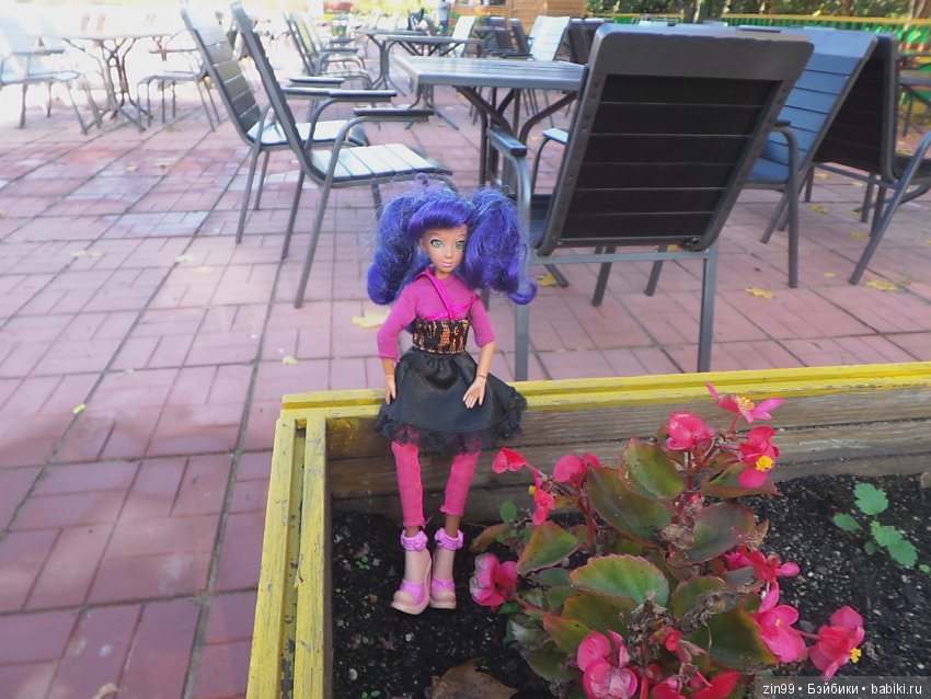 Джуку Кутюр (Juku Couture) на осенней прогулке, когда солнечно и тепло ещё