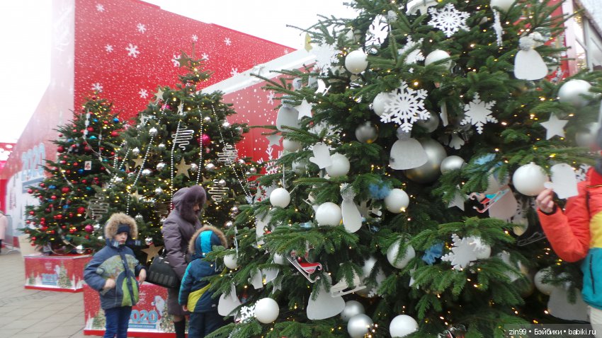 В преддверии Нового года, Манеж, Ёлки, Центр