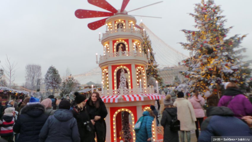 В преддверии Нового года, Манеж, Ёлки, Центр