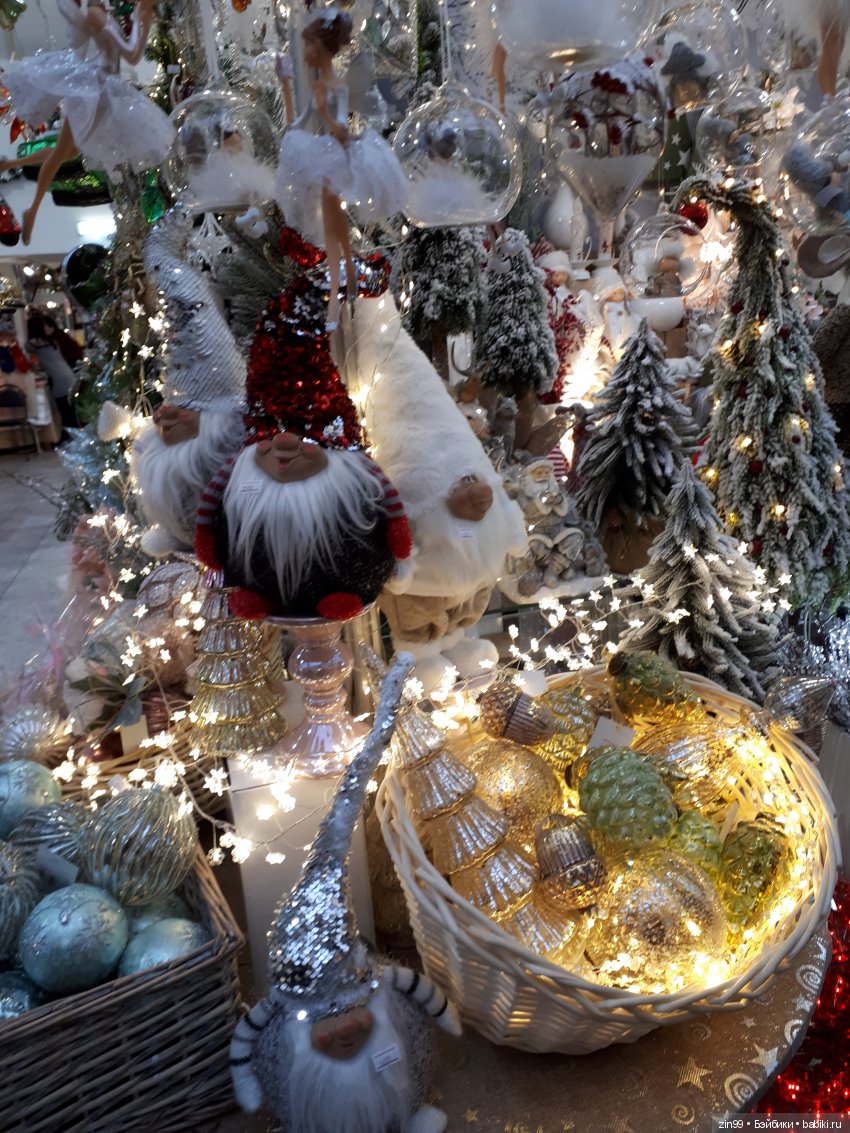 В преддверии Нового года, Манеж, Ёлки, Центр