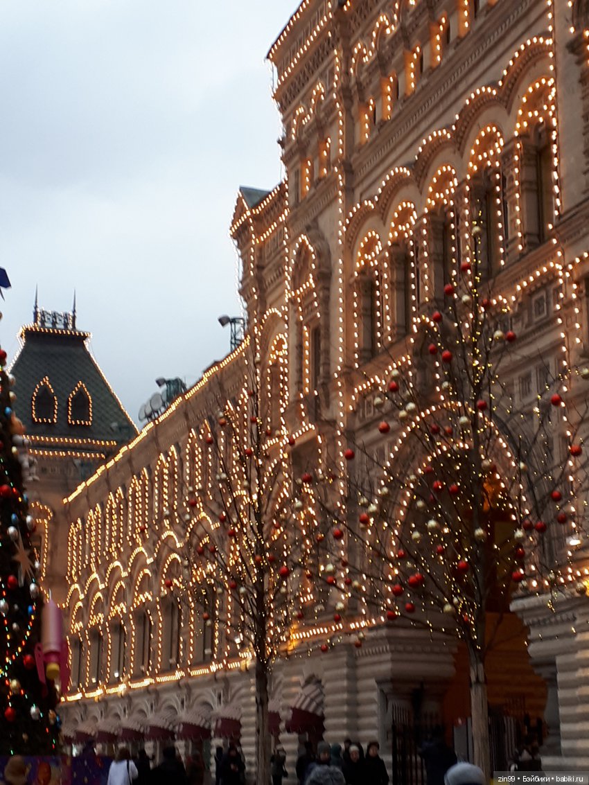 В преддверии Нового года, Манеж, Ёлки, Центр