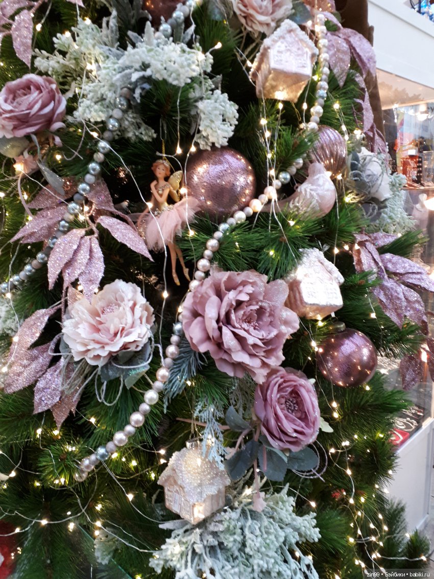 В преддверии Нового года, Манеж, Ёлки, Центр