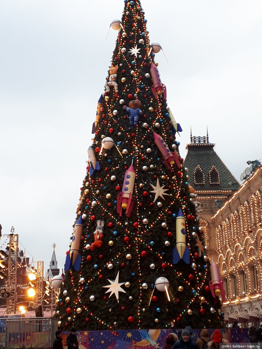 В преддверии Нового года, Манеж, Ёлки, Центр