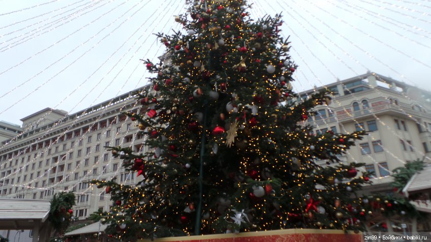 В преддверии Нового года, Манеж, Ёлки, Центр