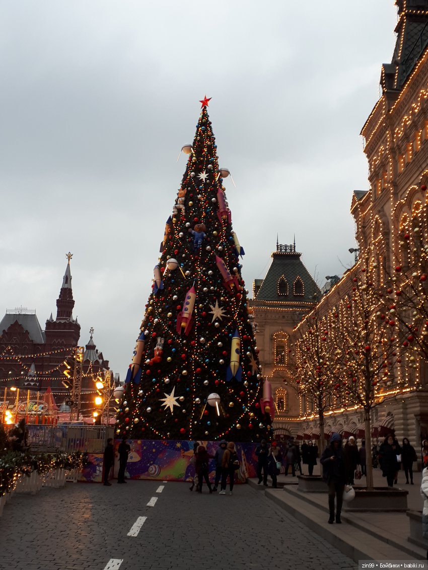 В преддверии Нового года, Манеж, Ёлки, Центр