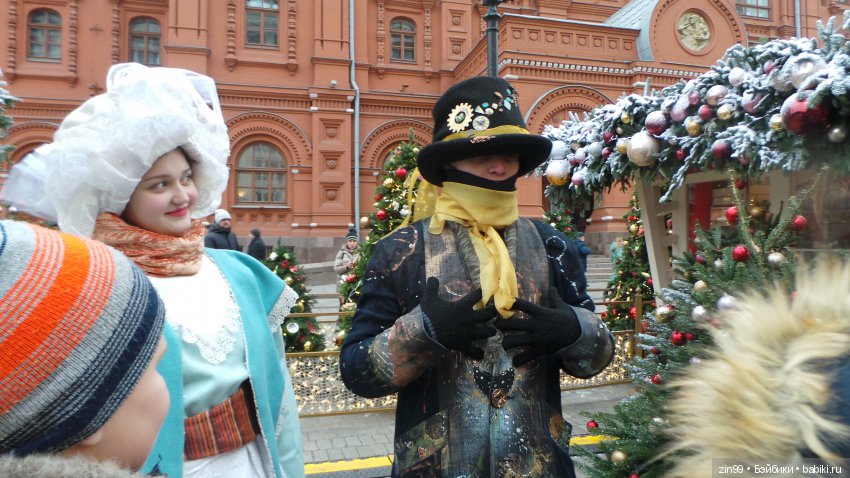 В преддверии Нового года, Манеж, Ёлки, Центр