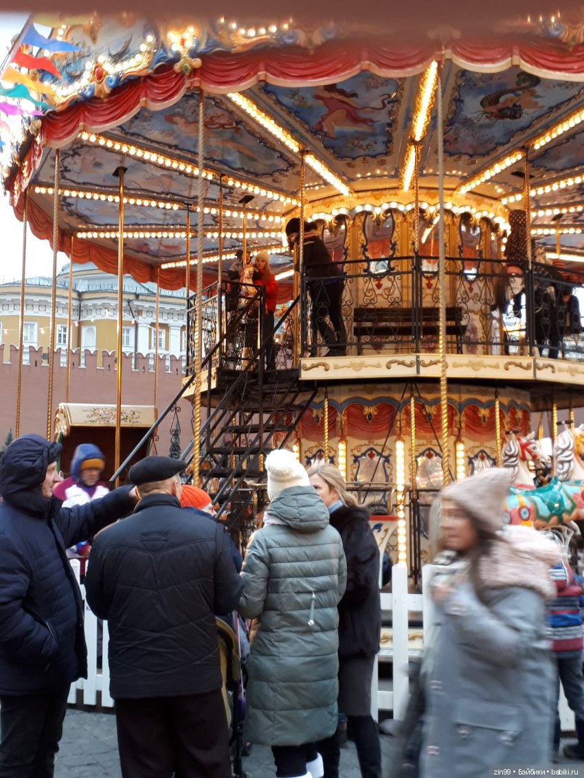 В преддверии Нового года, Манеж, Ёлки, Центр