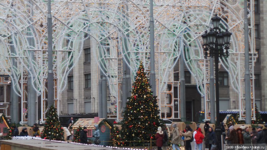 В преддверии Нового года, Манеж, Ёлки, Центр