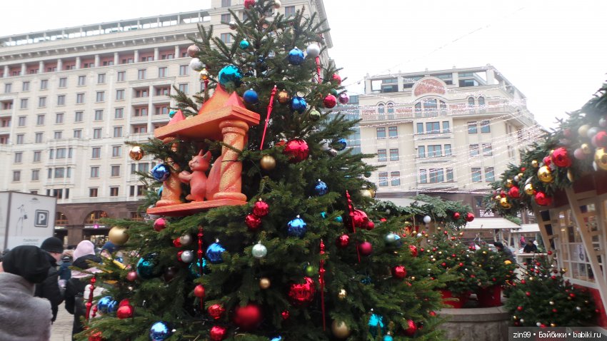 В преддверии Нового года, Манеж, Ёлки, Центр