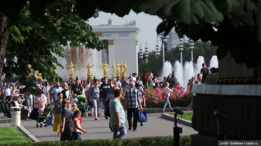 С Днем Рожденья, Москва! ВДНХа. И девочка