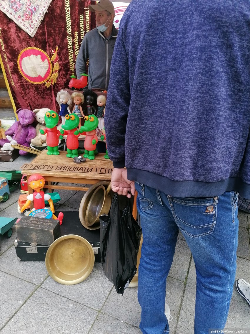 Блошиный рынок на вернисаже в Москве