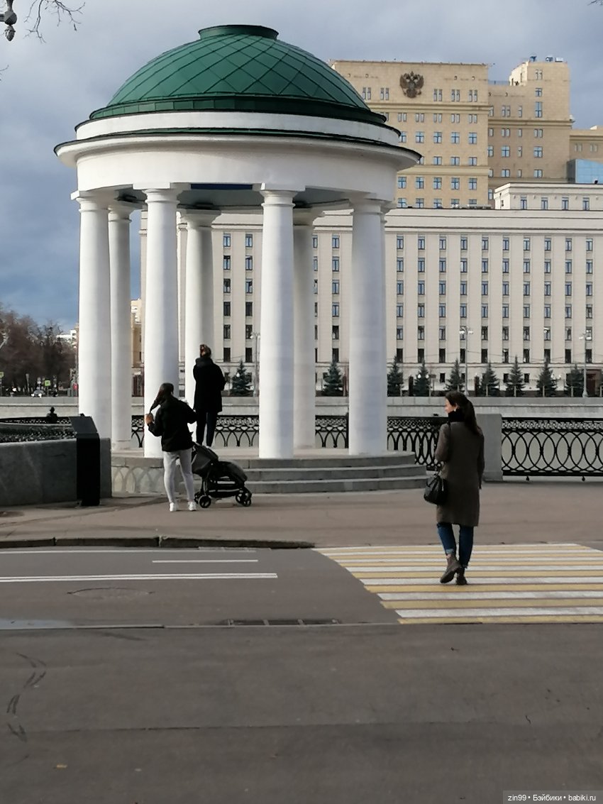 Нескучный Сад и прогулка с куклой Llorens Софией