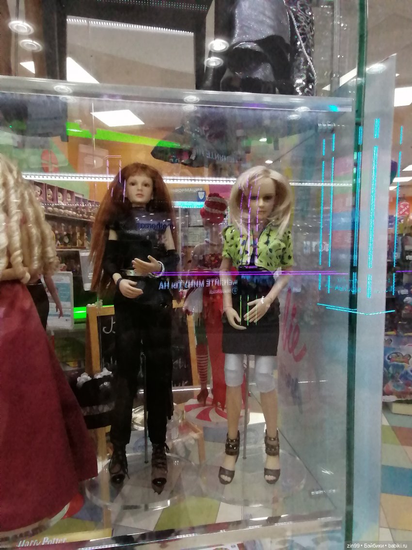 Прогулка в большой развлекательный центр Москвы с куколкой