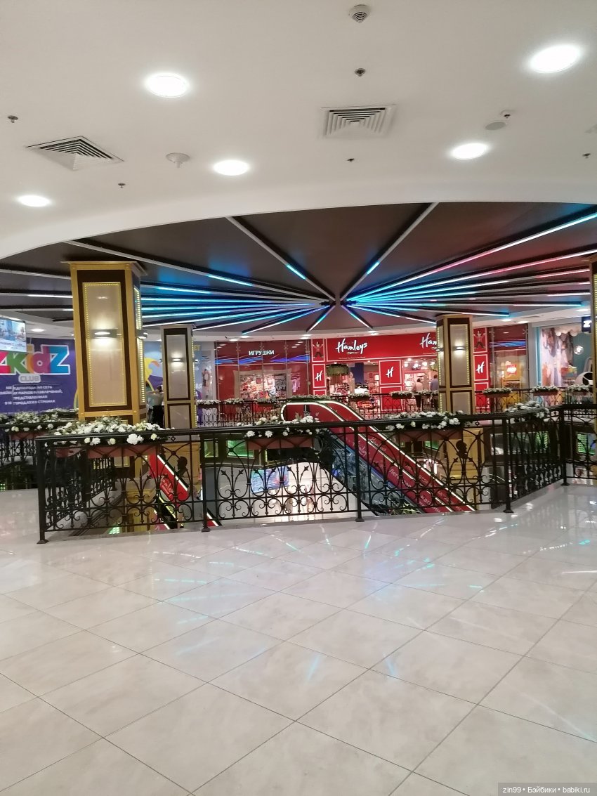 Прогулка в большой развлекательный центр Москвы с куколкой