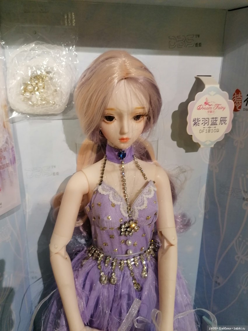 Прогулка в большой развлекательный центр Москвы с куколкой