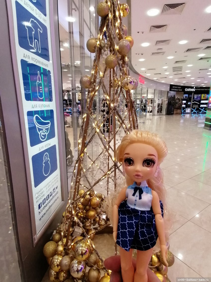 Прогулка в большой развлекательный центр Москвы с куколкой