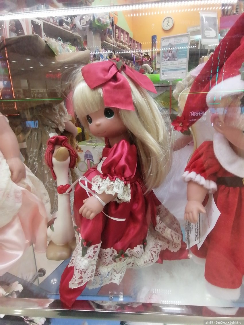 Прогулка в большой развлекательный центр Москвы с куколкой