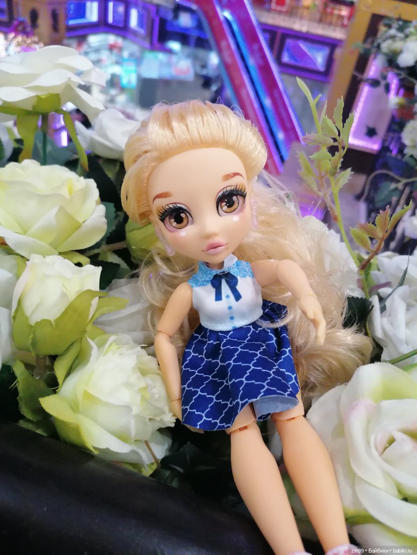 Прогулка в большой развлекательный центр Москвы с куколкой