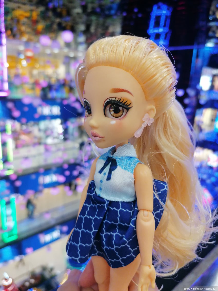 Прогулка в большой развлекательный центр Москвы с куколкой