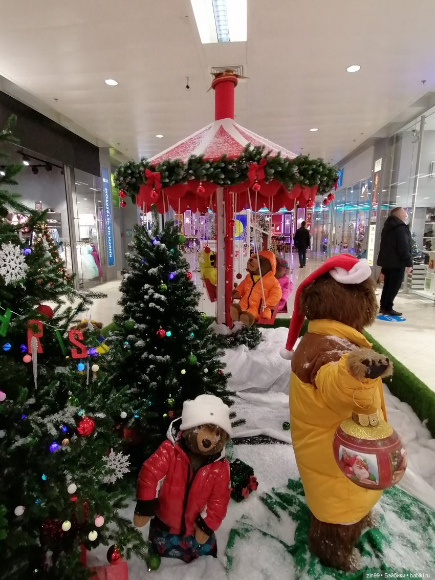 Прогулка в большой развлекательный центр Москвы с куколкой