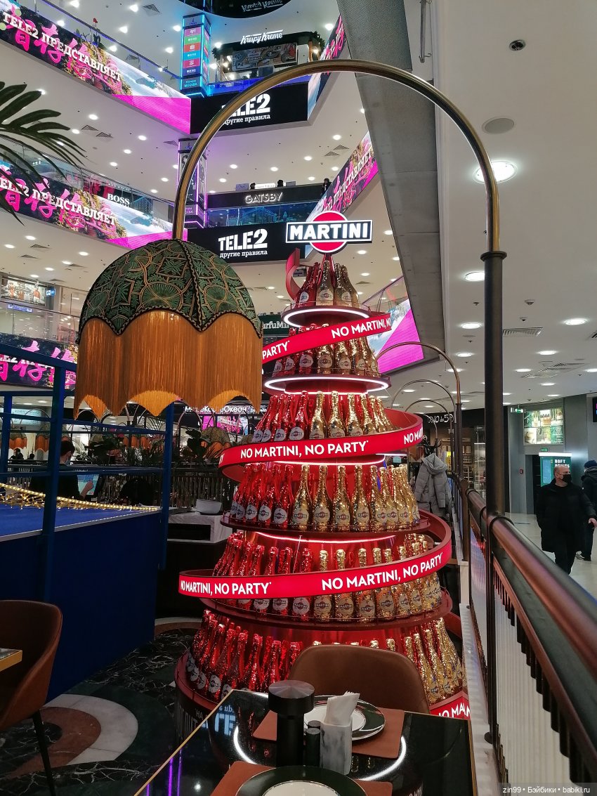 Прогулка в большой развлекательный центр Москвы с куколкой